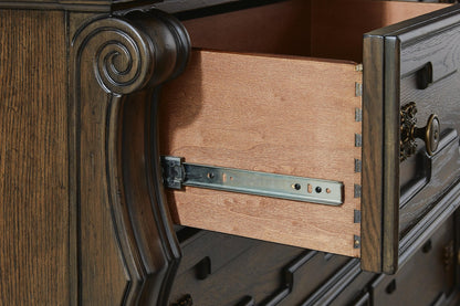 Maylee Dresser