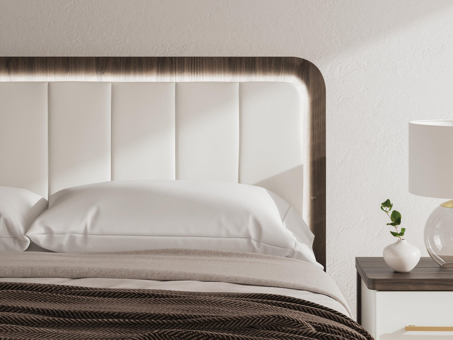 Kendanport King Upholstered Bed